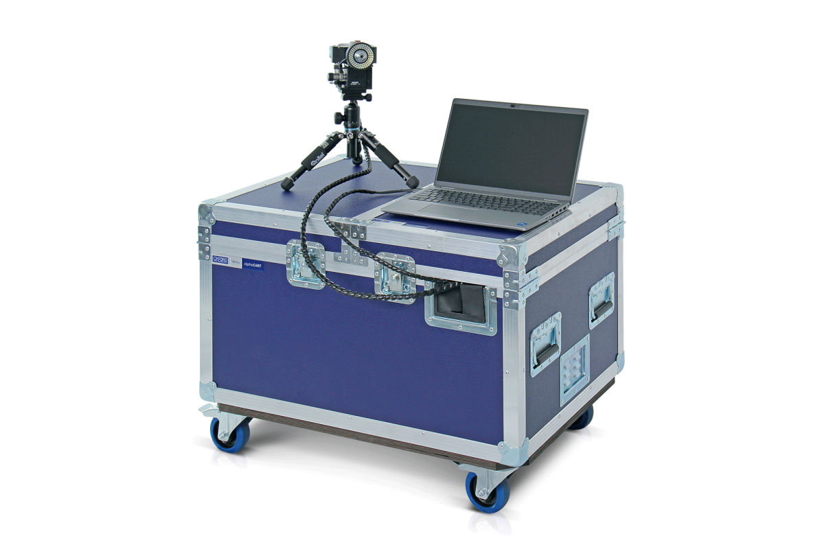 alphaCARTは頑丈なホイール付きフライトケースに収納されています。