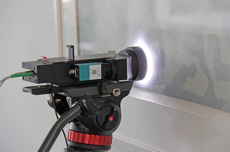 額装された絵画の前に設置されたalphaCARTラマンプローブ。